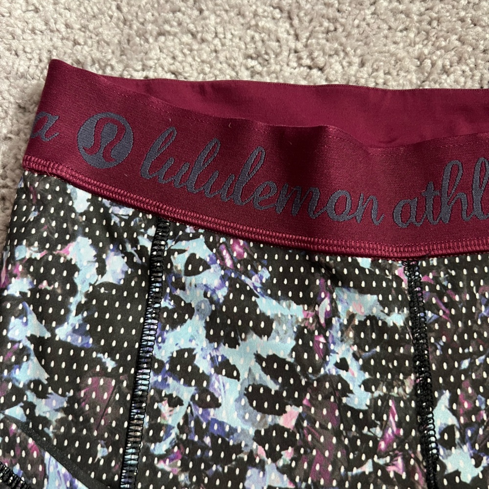 EUC Lululemon 4” Inseam Bike Shorts - Size 4 - Picture 3 of 6